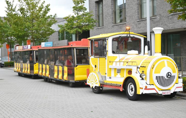 Bewoners Kapittelhof maken rondrit met Tschu Tschu naar en door Kolonie