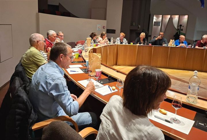 Wijnclub Lommel test wijnkennis tijdens boeiende blindproeverij
