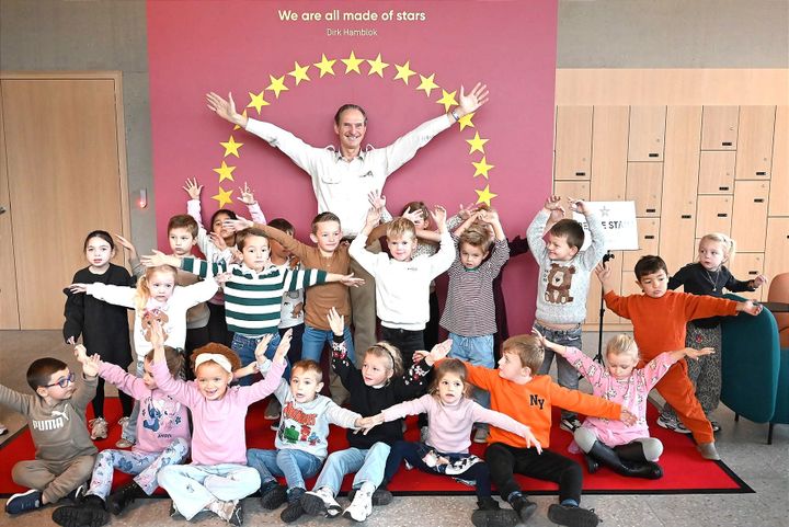 Kleuters ontdekken kunst in expo 'We are all made of Stars' van Dirk Hamblok