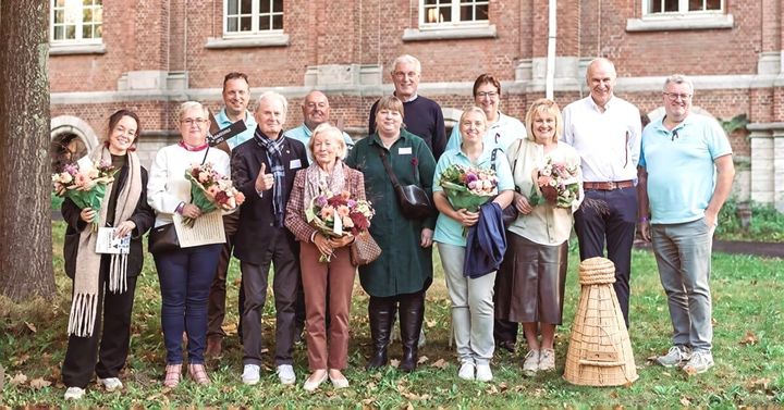 Zandstrooien van Lommel nu ook officieel als immaterieel cultureel erfgoed gehuldigd