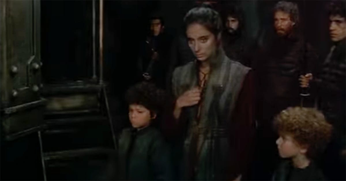 Jamis’ wife Harah and his children during the Fremen funeral ceremony in Dune 1984.
