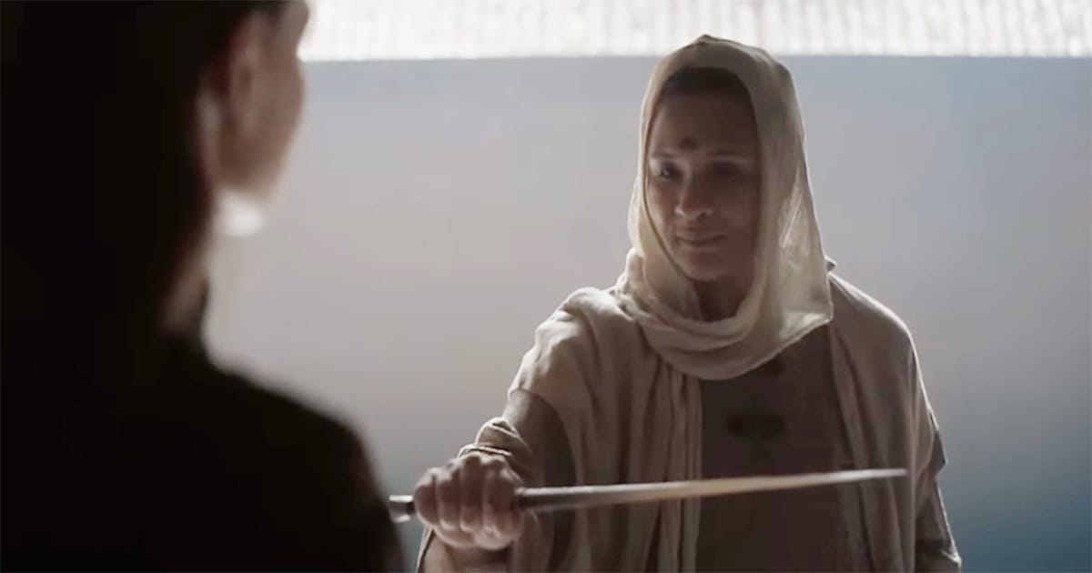 Shadout Mapes extending a crysknife toward Lady Jessica in the 2021 film Dune.