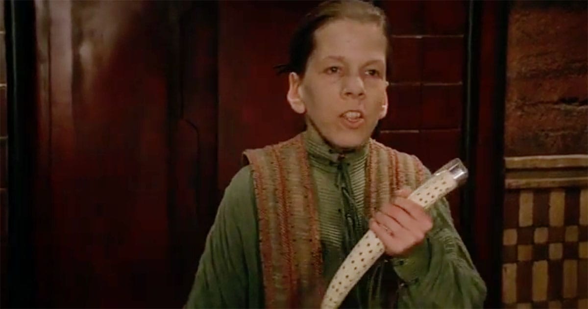 Shadout Mapes holding a crysknife inside the Arrakeen palace in the 1984 film Dune.