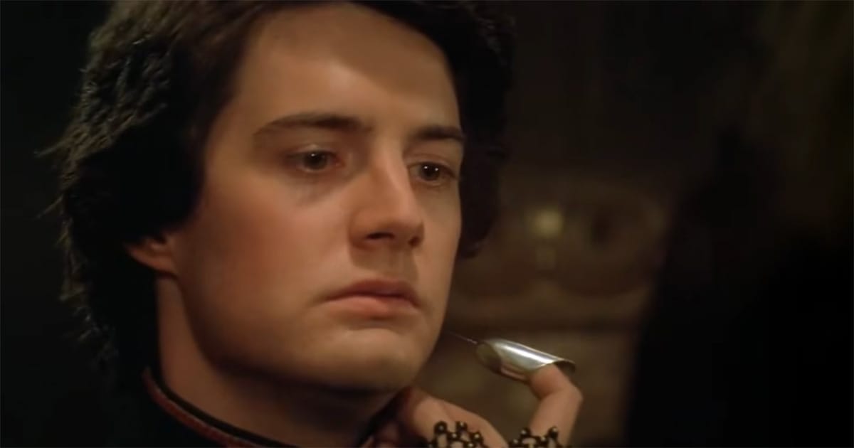 Close up of Paul Atreides remaining calm during Gom Jabbar test with needle in "Dune"