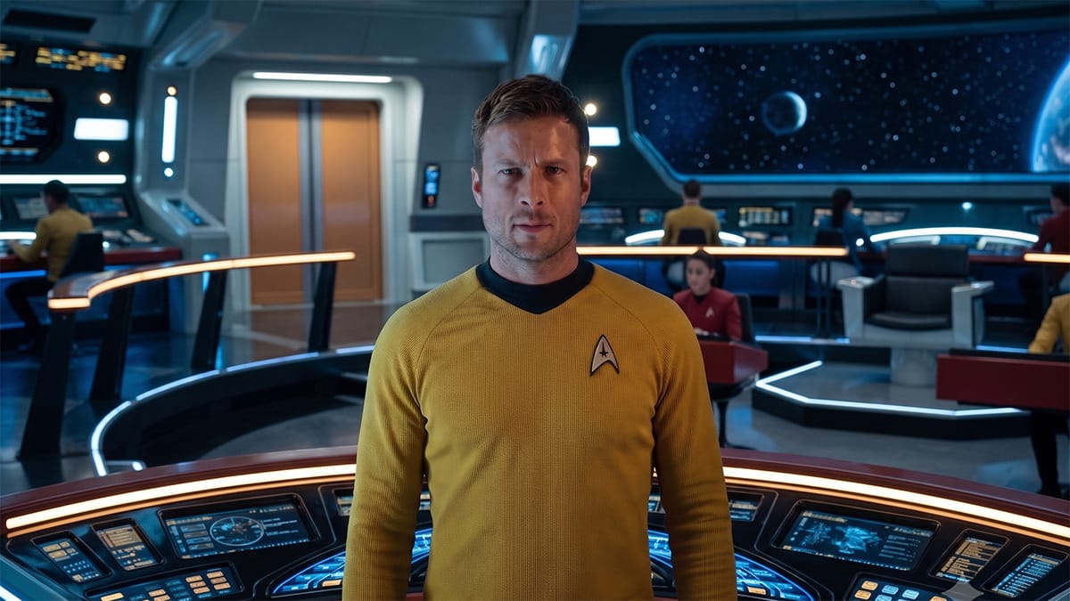 Glen Powell as Captain Kirk.