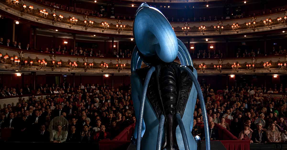 Rear view of Diva Plavalaguna performing before an audience in "The Fifth Element."