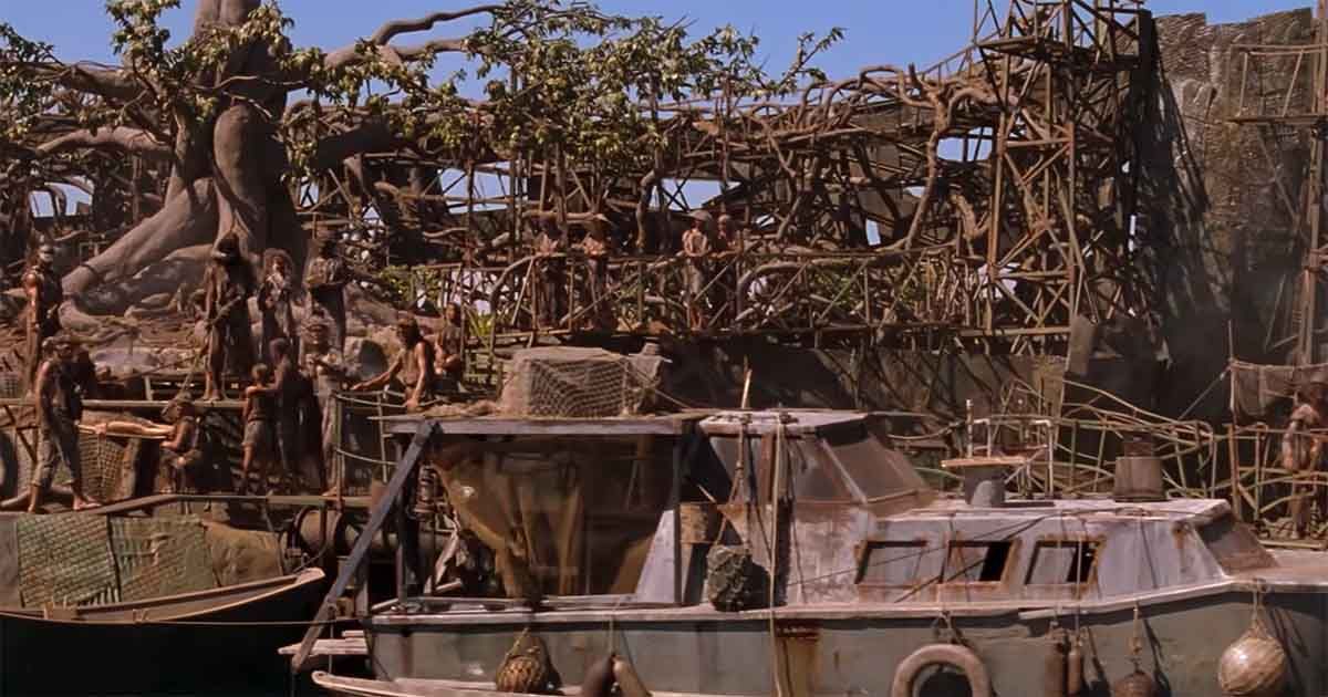 Floating atoll settlement in "Waterworld"