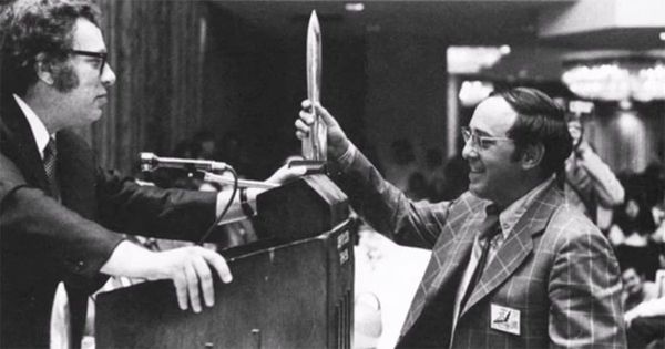 Isaac Asimov handing a Hugo Award to Ed Ferman at the 29th World Science Fiction Convention Noreascon I in 1971