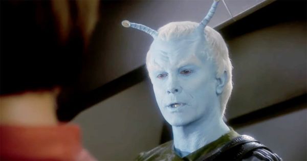 Jeffrey Combs as Andorian commander Shran in Star Trek Enterprise with blue skin and antennae.