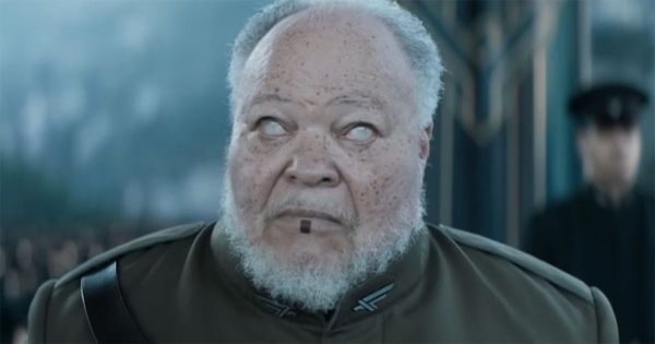 Thufir Hawat with white eyes during Mentat computation in Dune.