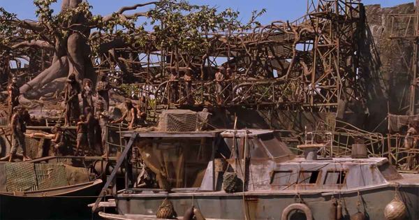 Floating atoll settlement in "Waterworld"