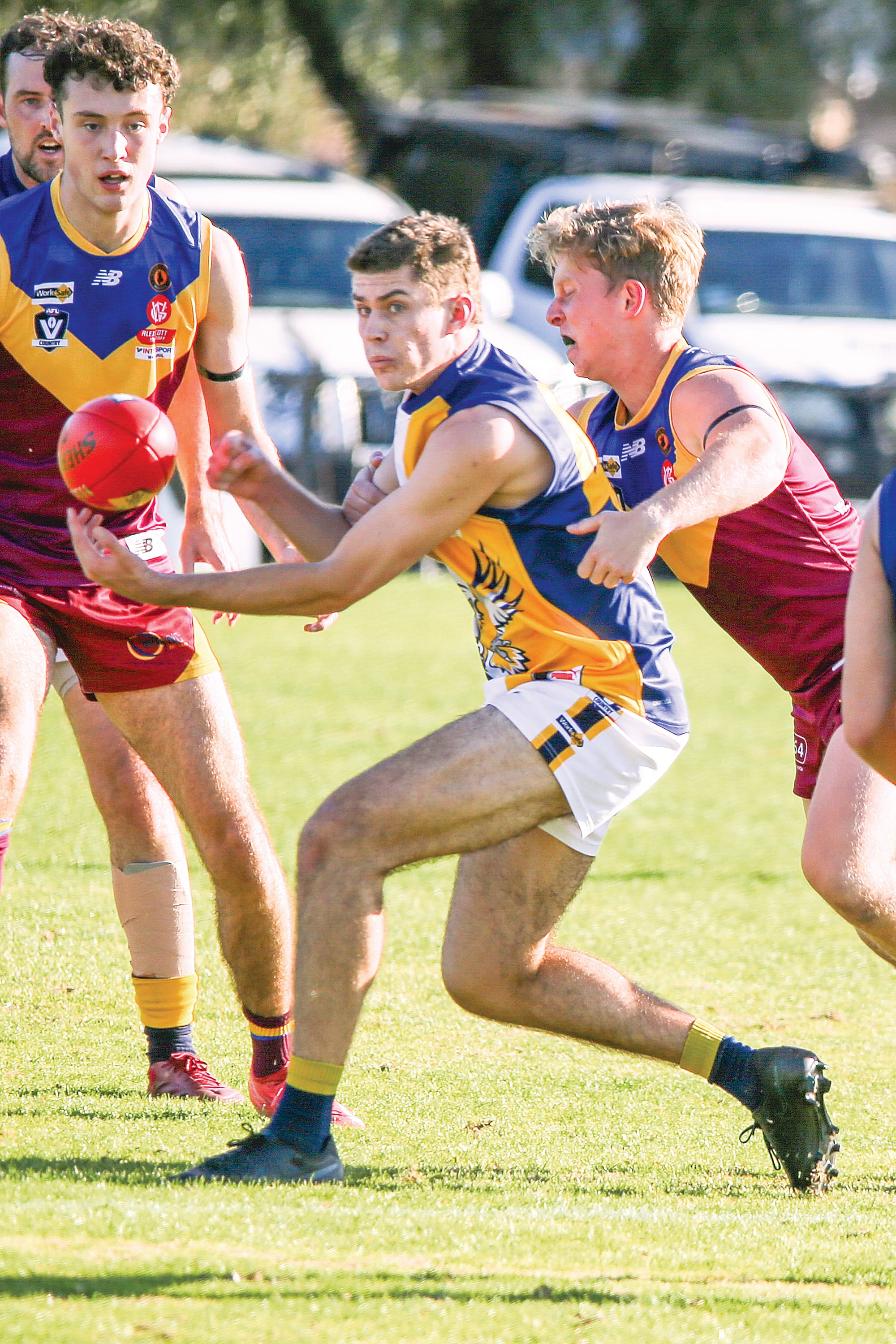 Harry Butcher goes for the handball despite his Dusties’ opponent latching on. Photo: The Warragul and Drouin Gazette. 
