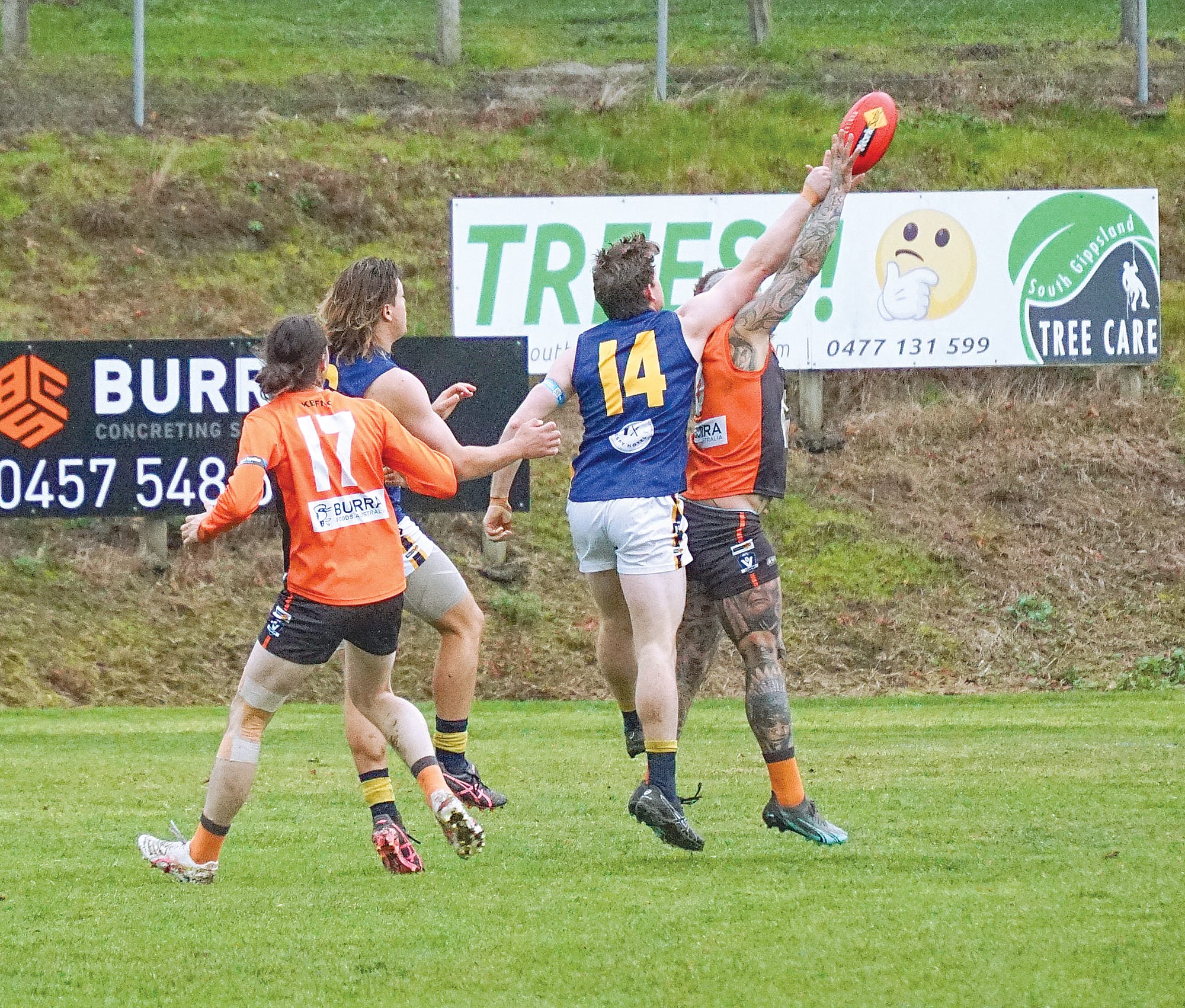 Jarvis&nbsp;Pryor spoils Korumburra-Bena’s Ryan Gillis. ns17_3025
