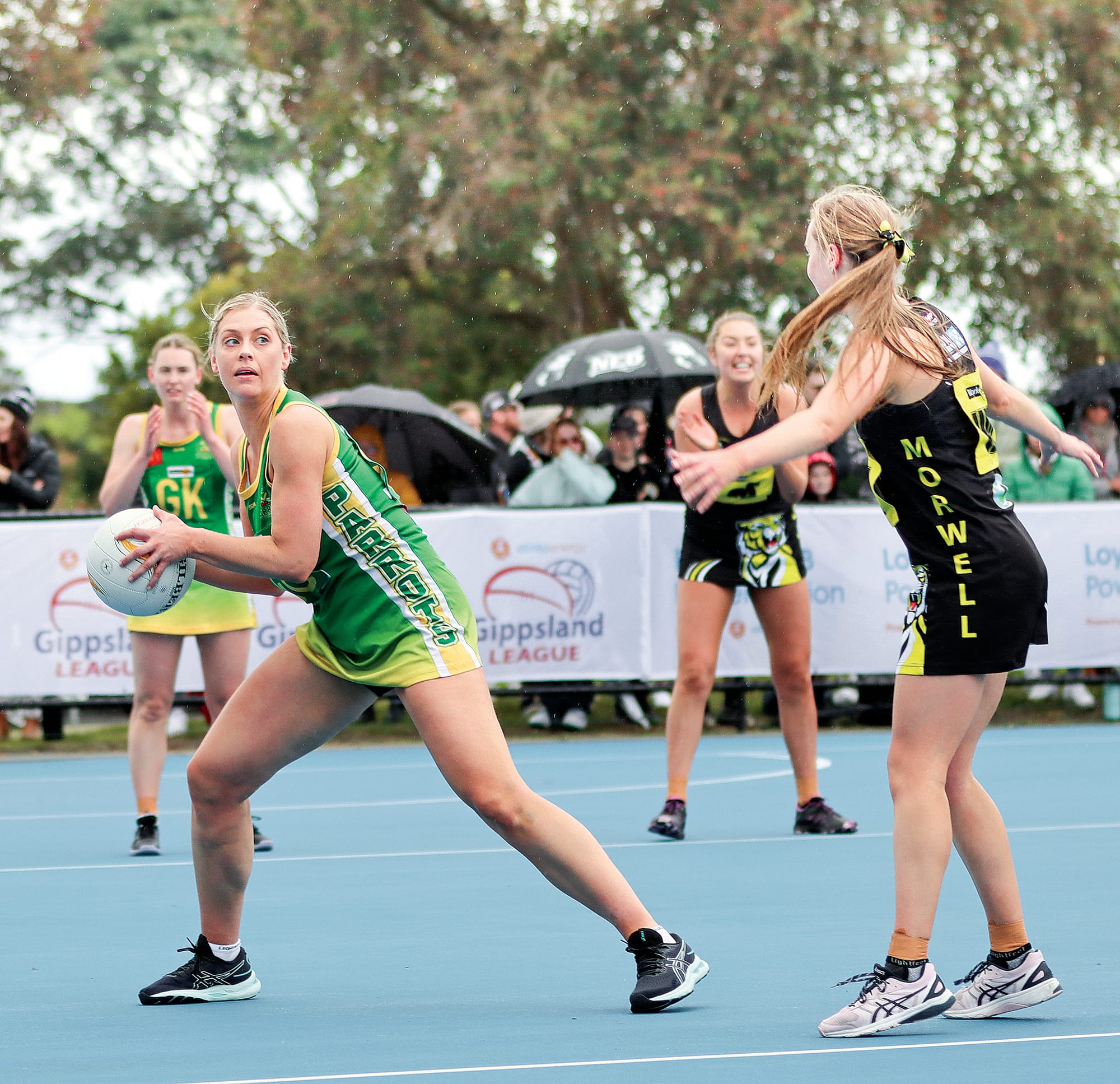 Laura Higgins searches for a teammate in the A Grade game. A37_3822