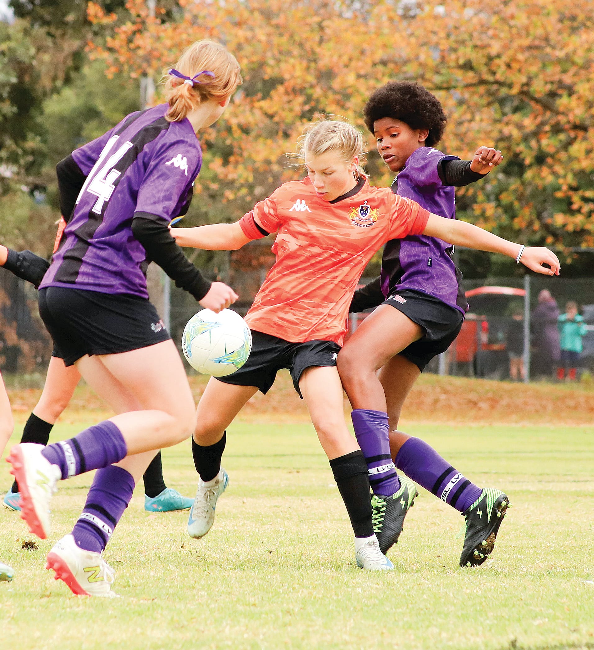 U14 Girls player Hannah Titmarsh protects possession from her Latrobe opponent.&nbsp;
