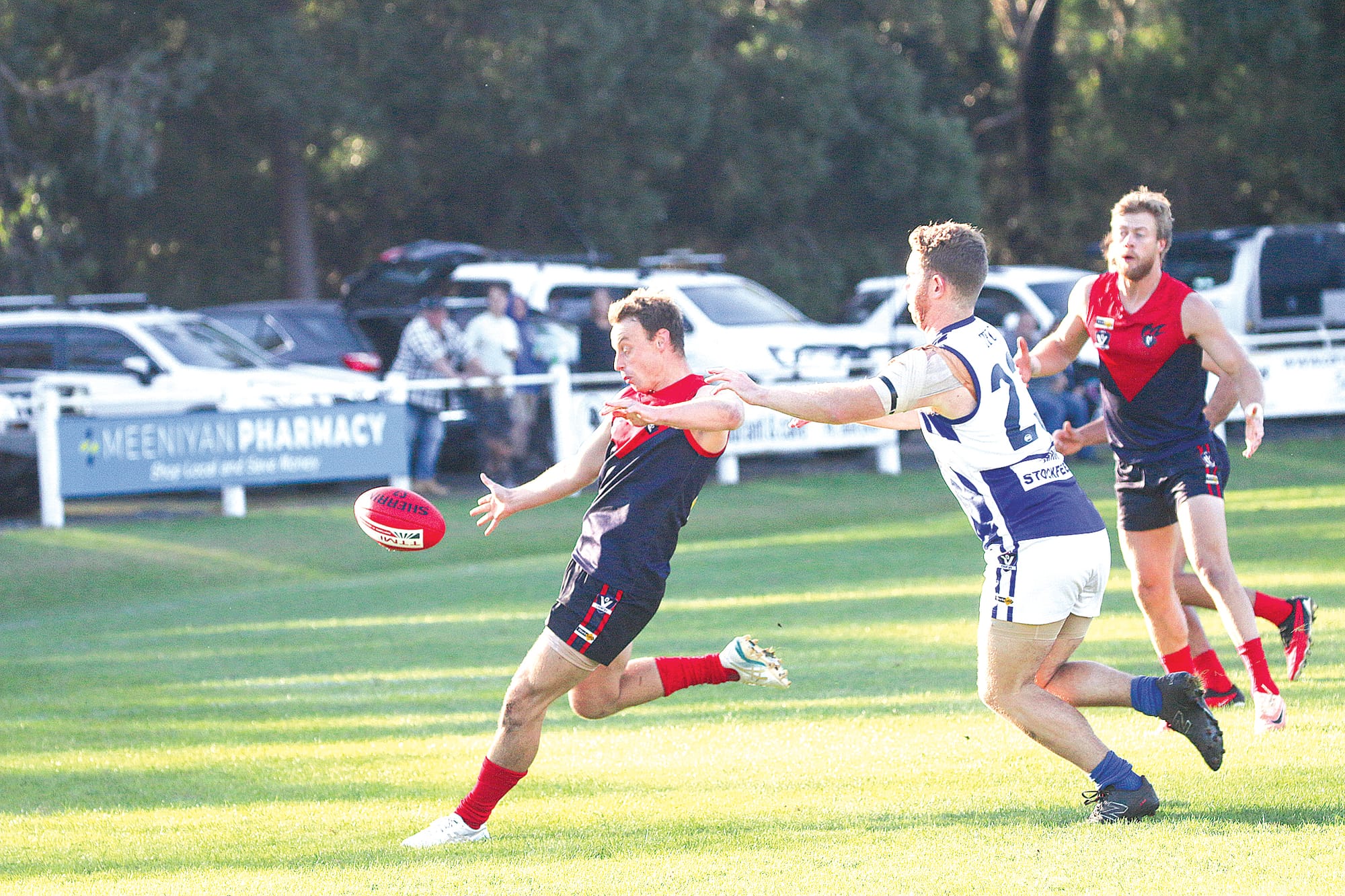 MDU’s Jake Bromley boots the ball under pressure from Tarwin’s Hugh Suckling. 