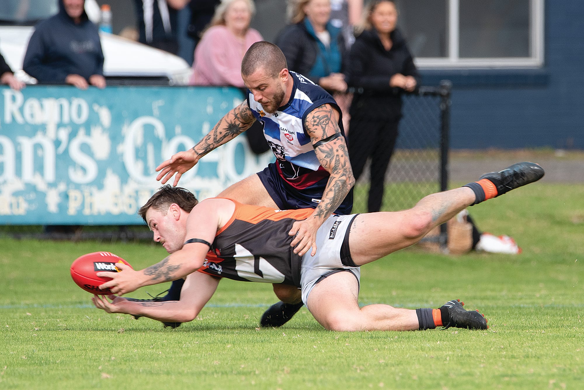 At ground level the Giants’ TJ Loughridge takes possession as Jayden Goumas prepares to tackle from behind.  