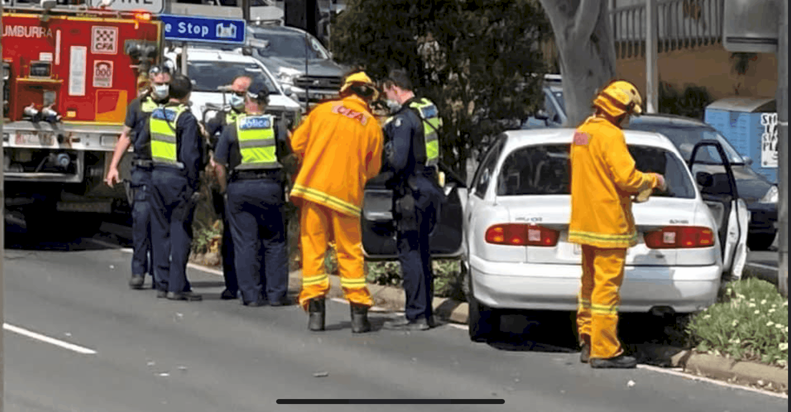 Car crashes into tree in centre of Korumburra