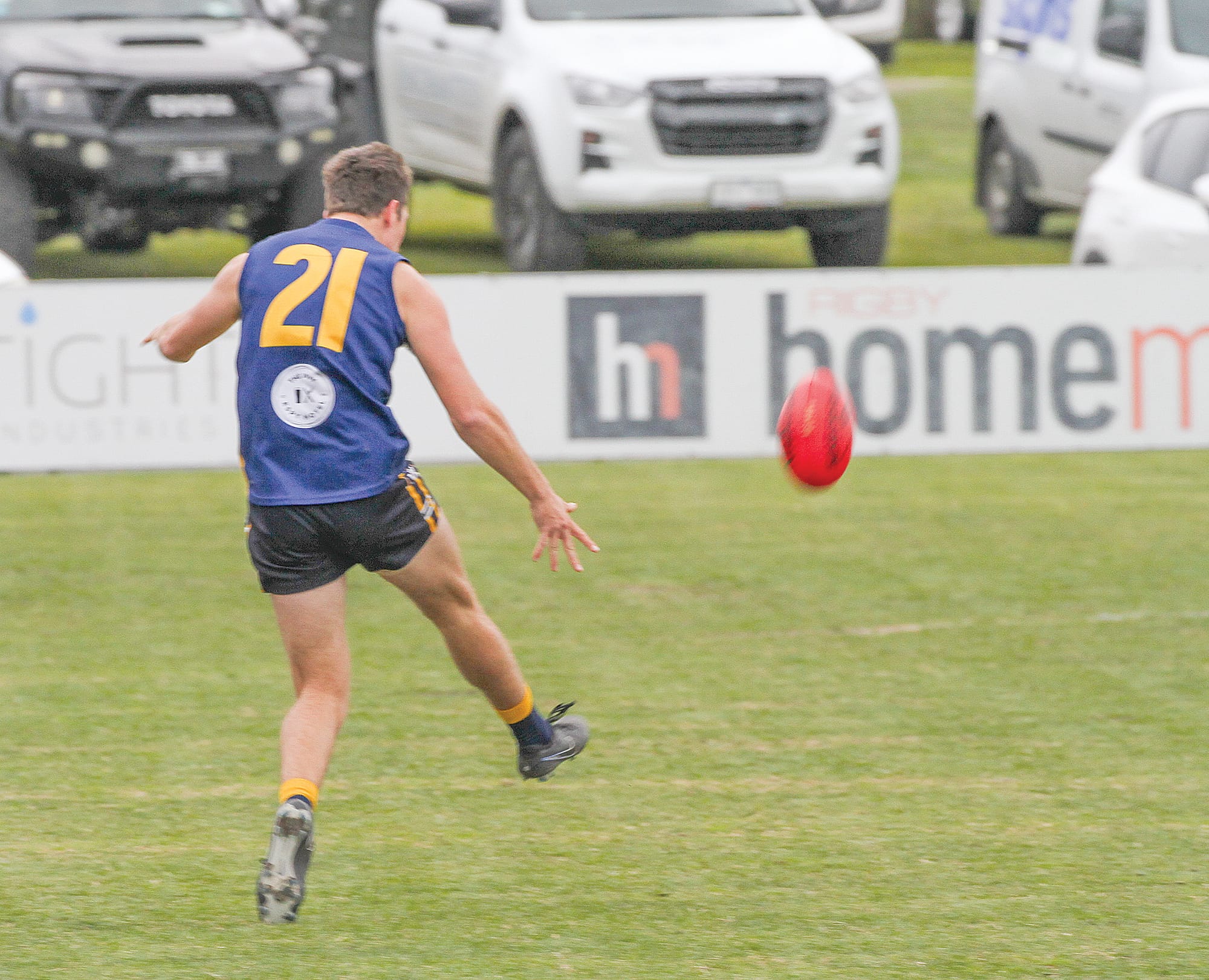 Josh Williams hopes for a short pass in blustery conditions. B67_2925