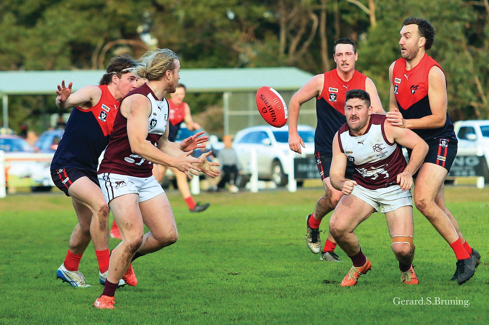 Stony Creek looks to break away on this occasion but MDU claimed victory. Photo: G.S. Bruning.
