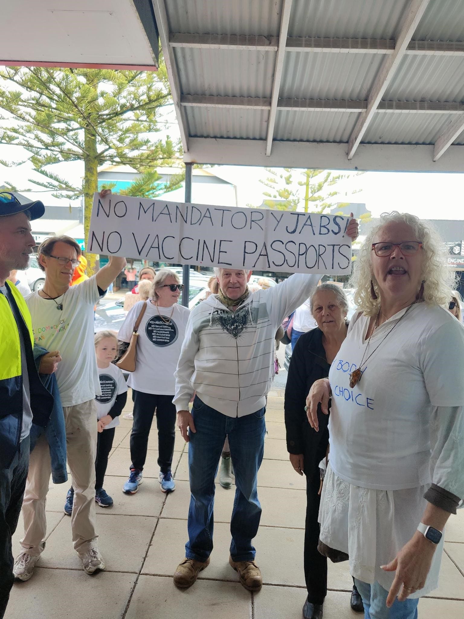 Wonthaggi vax protesters dodge real-life drama