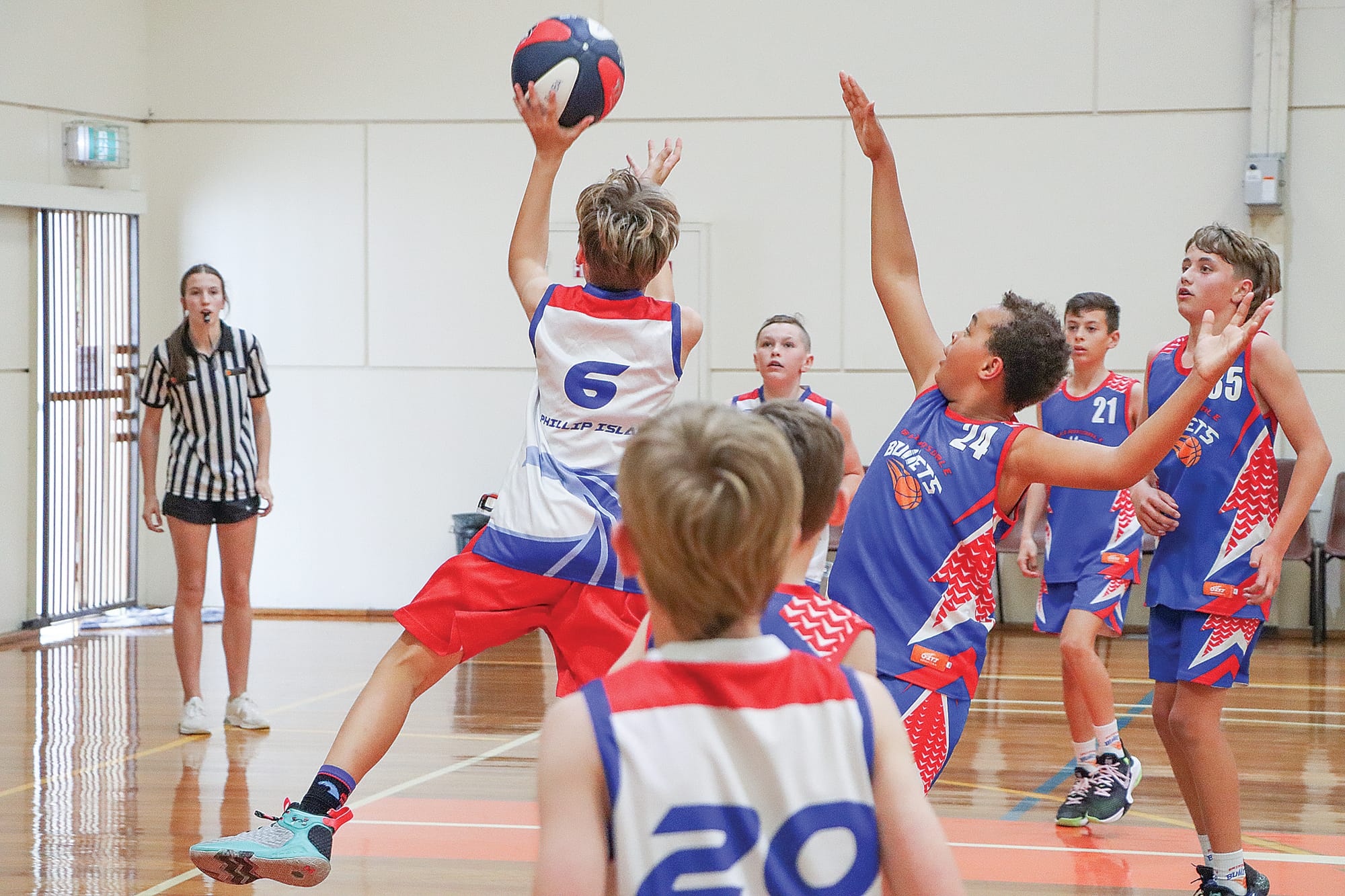 Archie Robinson gets set to shoot for Phillip Island during its under 14B loss to Bairnsdale on Saturday.