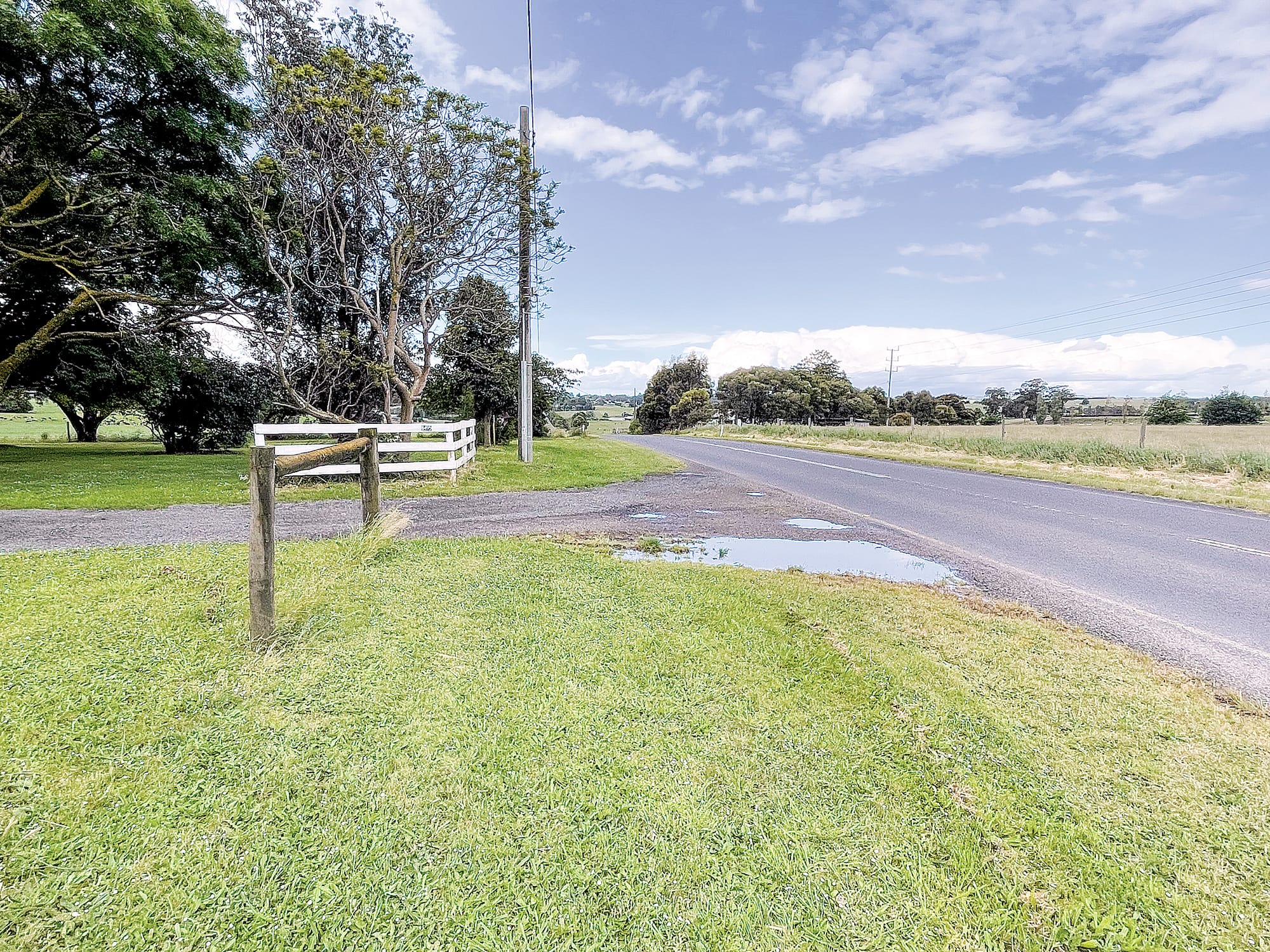 The intersection with Simons Lane is not yet apparent from this part of the Bass Highway due to the slope, despite not being far away. A19_4722