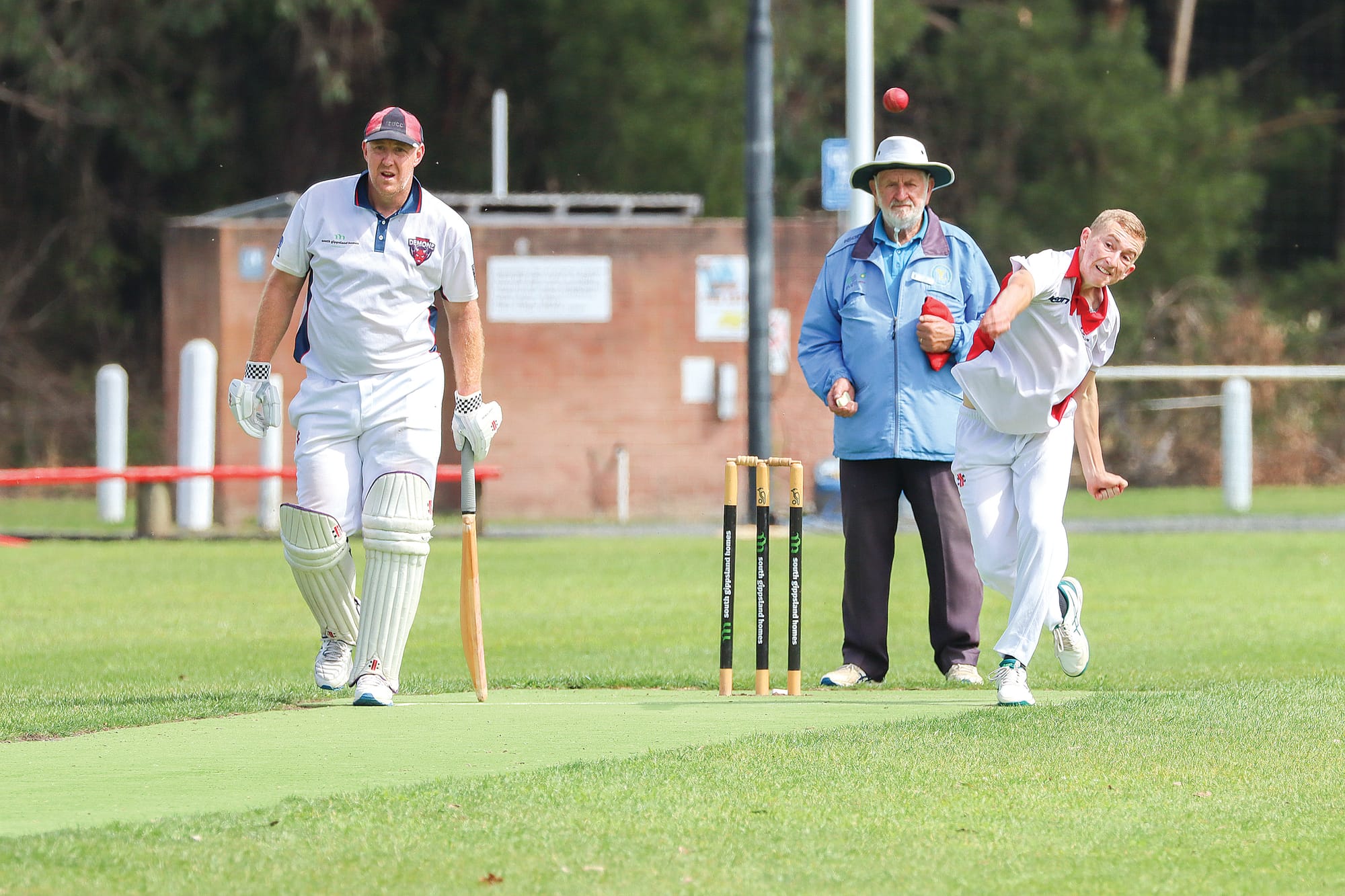 Matt Dakin delivers for Glen Alvie, going wicketless but conceding only 26 runs off his 10 overs in his side’s A2 loss to MDU. A62_0924