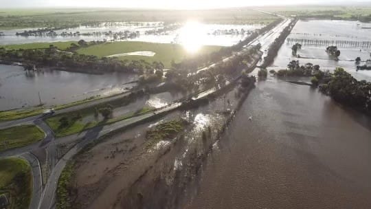 Both highway lanes closed at Lang Lang
