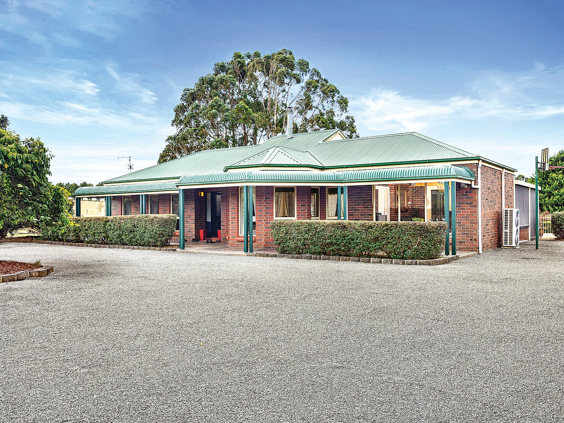 Idyllic lifestyle on 2.5 acres