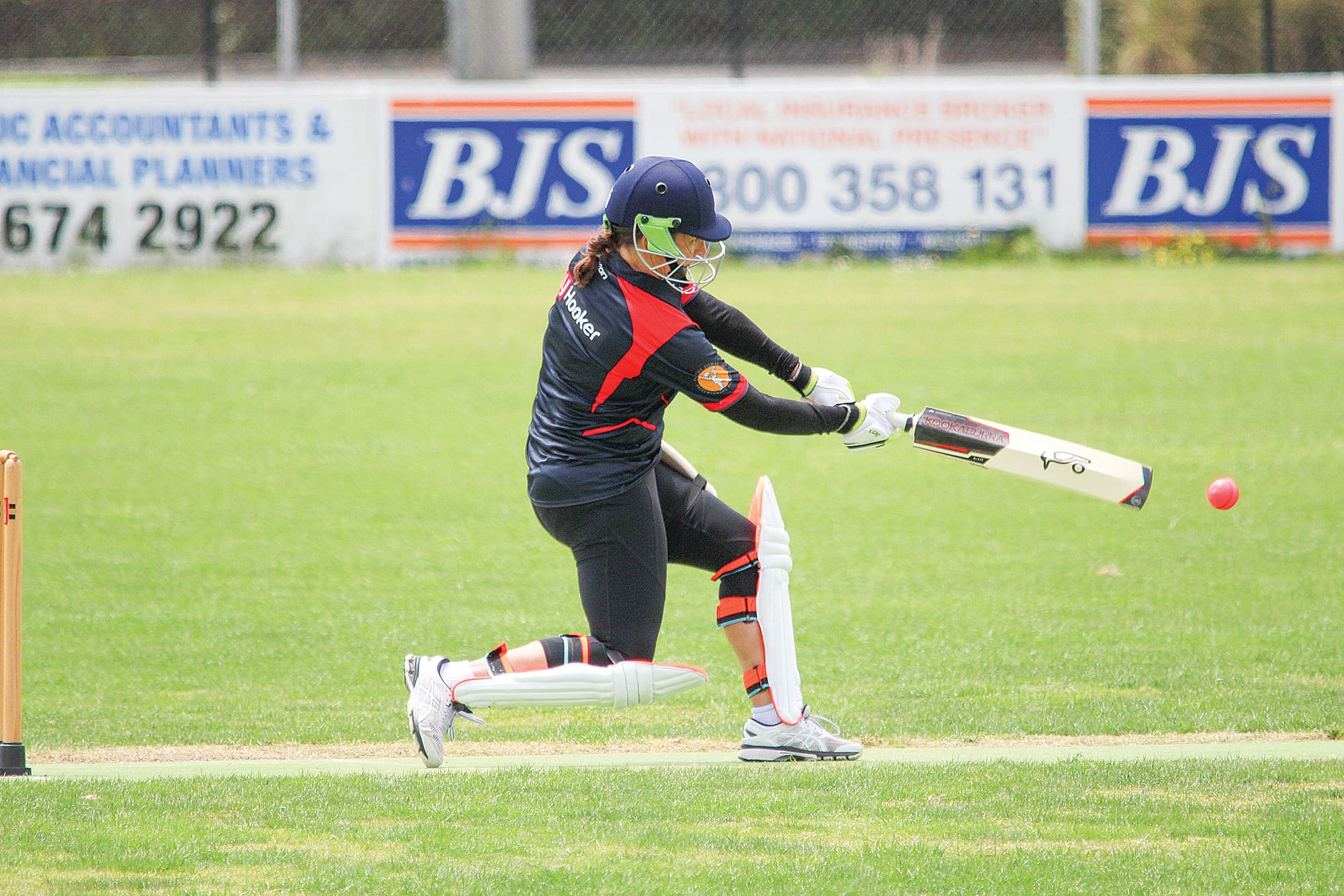 Stingette’s batter Liza Burrows plays a nice shot on her way to a well made 21. B34_4822
