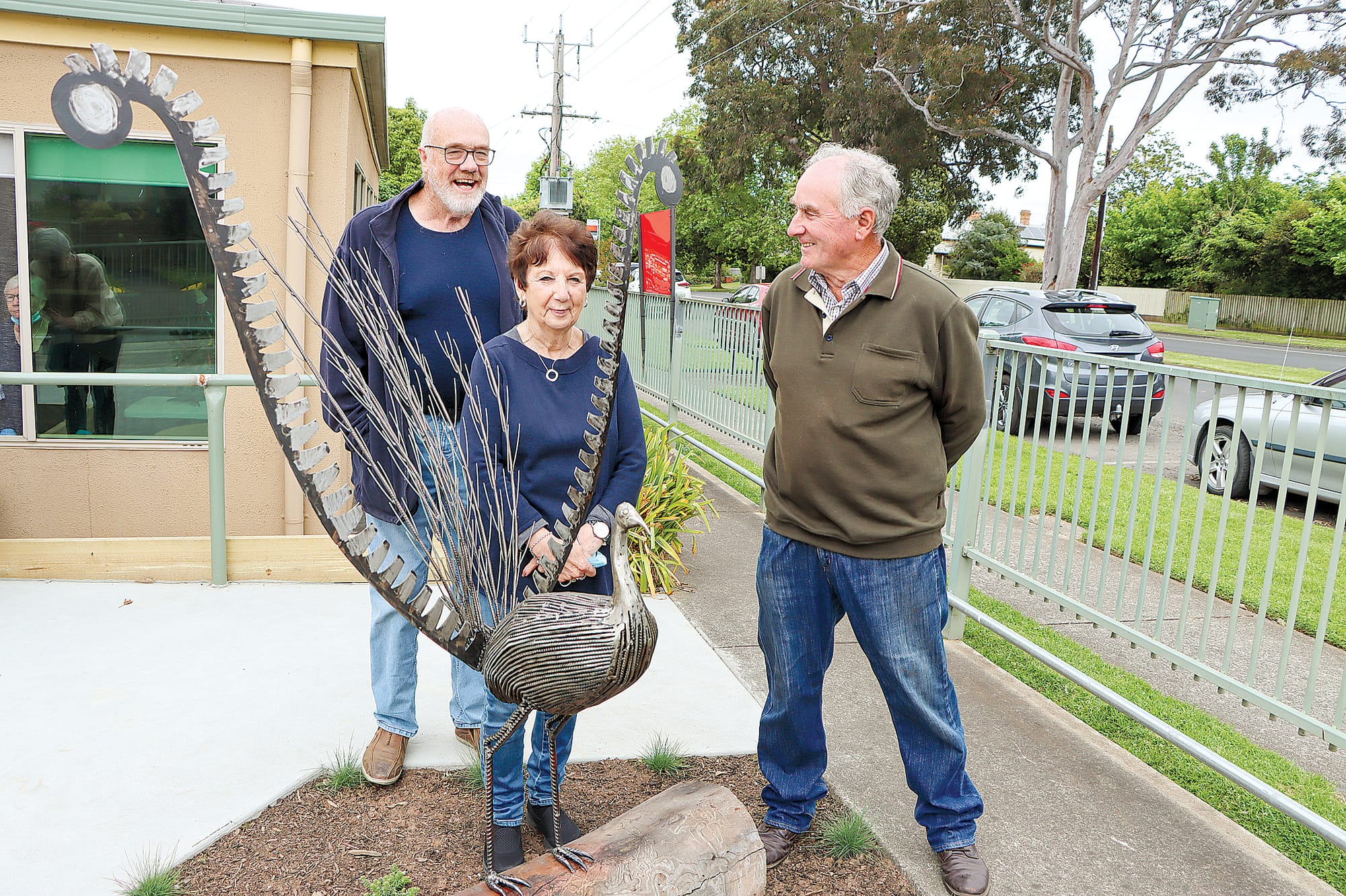 Leongatha Rotary Club’s Dr Lindsay Moore, Woorayl Lodge Auxiliary president and board member Kaye Warren and sculptor John Vuilerman with his recently installed lyrebird. A14_4722
