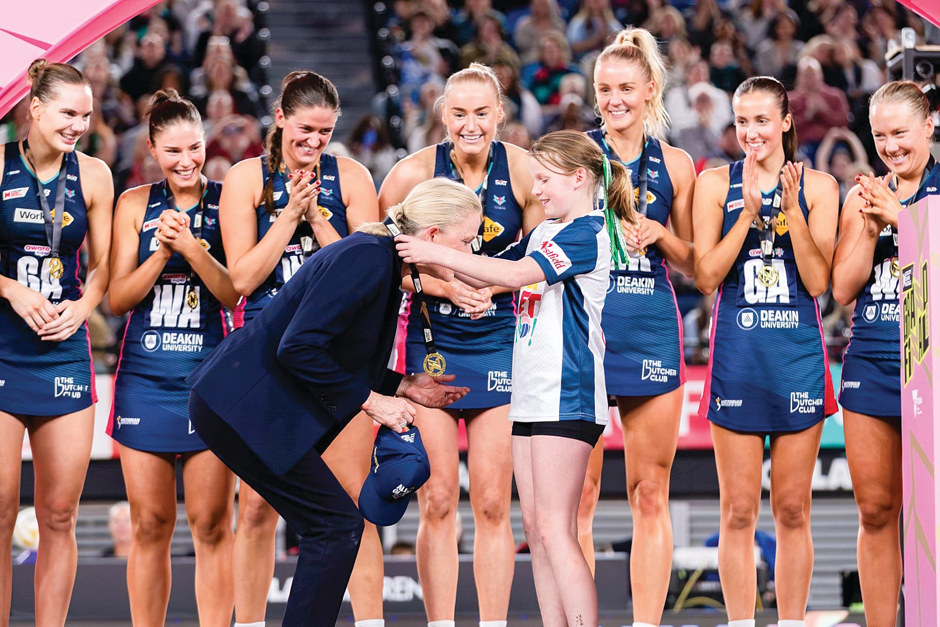 Stony Creek Football Netball Club’s NetSetGoers and U11s congratulated the Melbourne Vixens following the Suncorp Super Netball League grand final. Photo credit: Netball Australia.