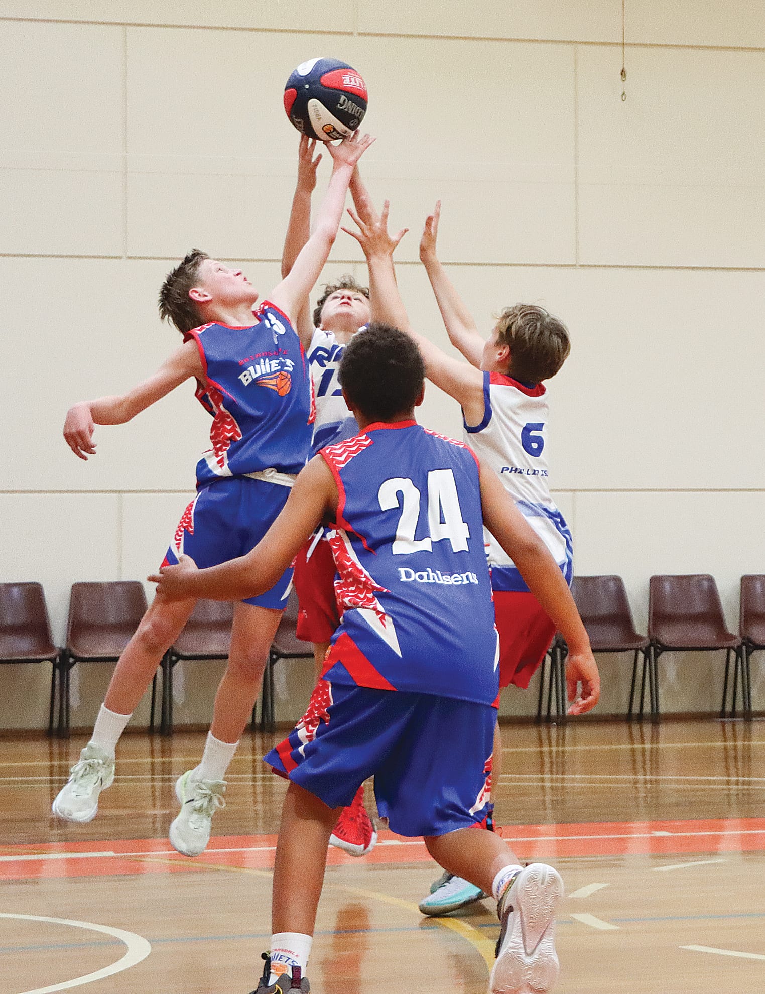 Phillip Island and Bairnsdale battle it out in under 14B competition.
