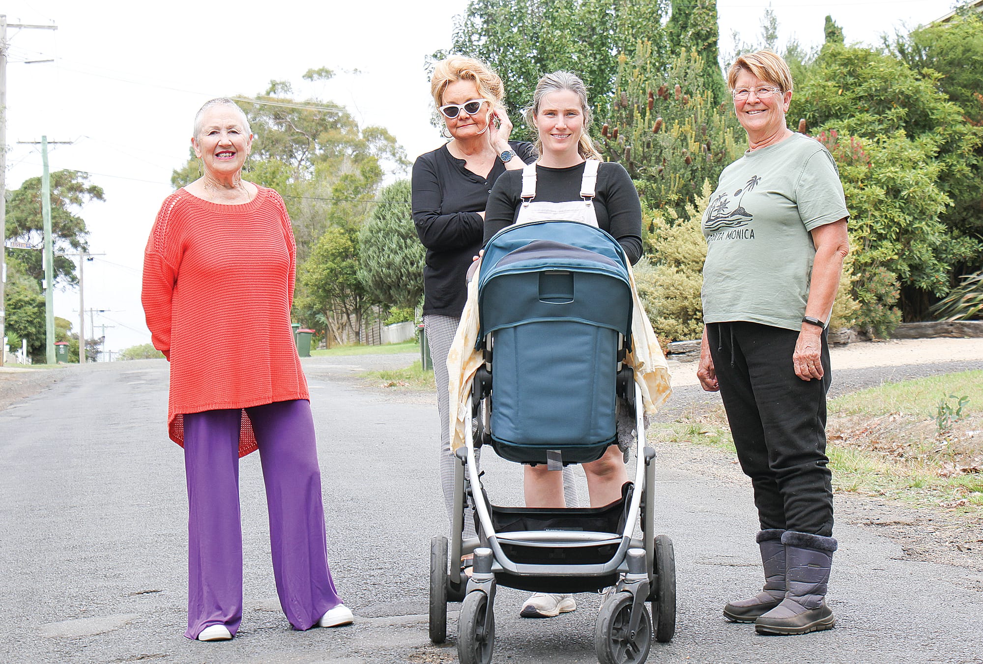 Lara Rooney, Lesley Truffle, Rachael Ferguson and Dianne Christophers of Scenic Drive Cowes. B04_1325