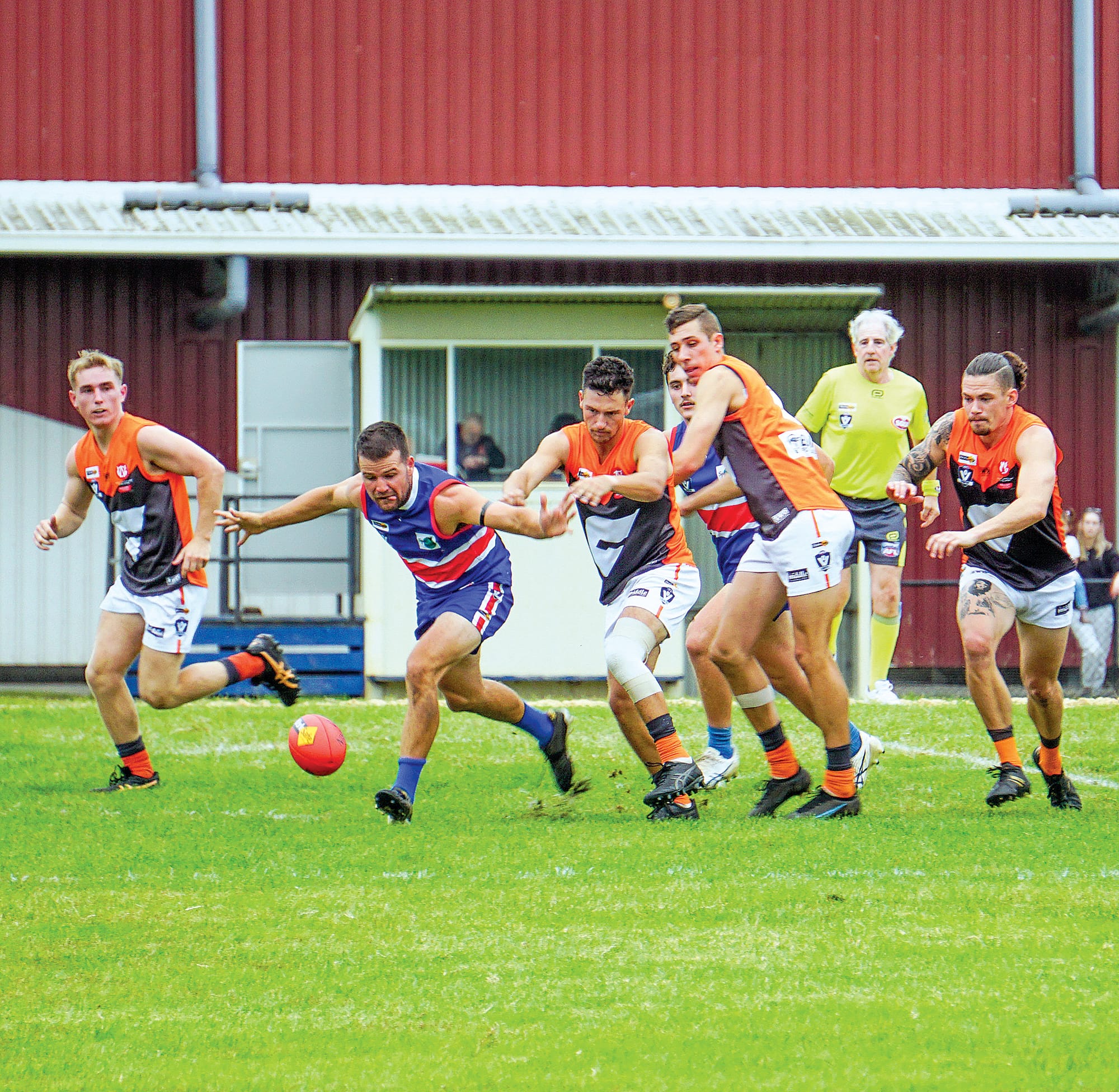Korumburra and Bunyip clash in the final moments of the first quarter. 