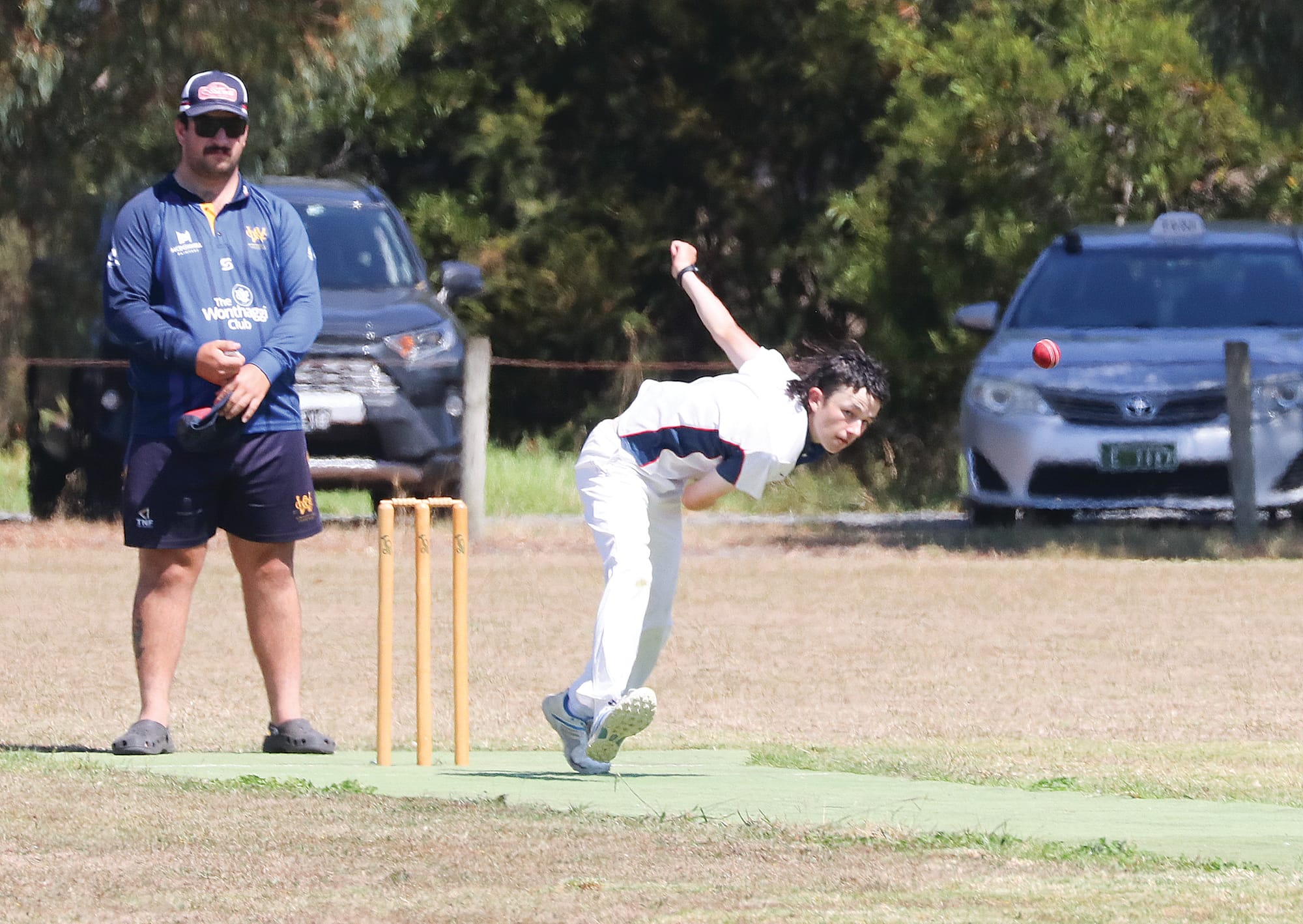 MDU’s Riley Prosser sending a fast ball to star batsman Lochlan McLean. W09_1025