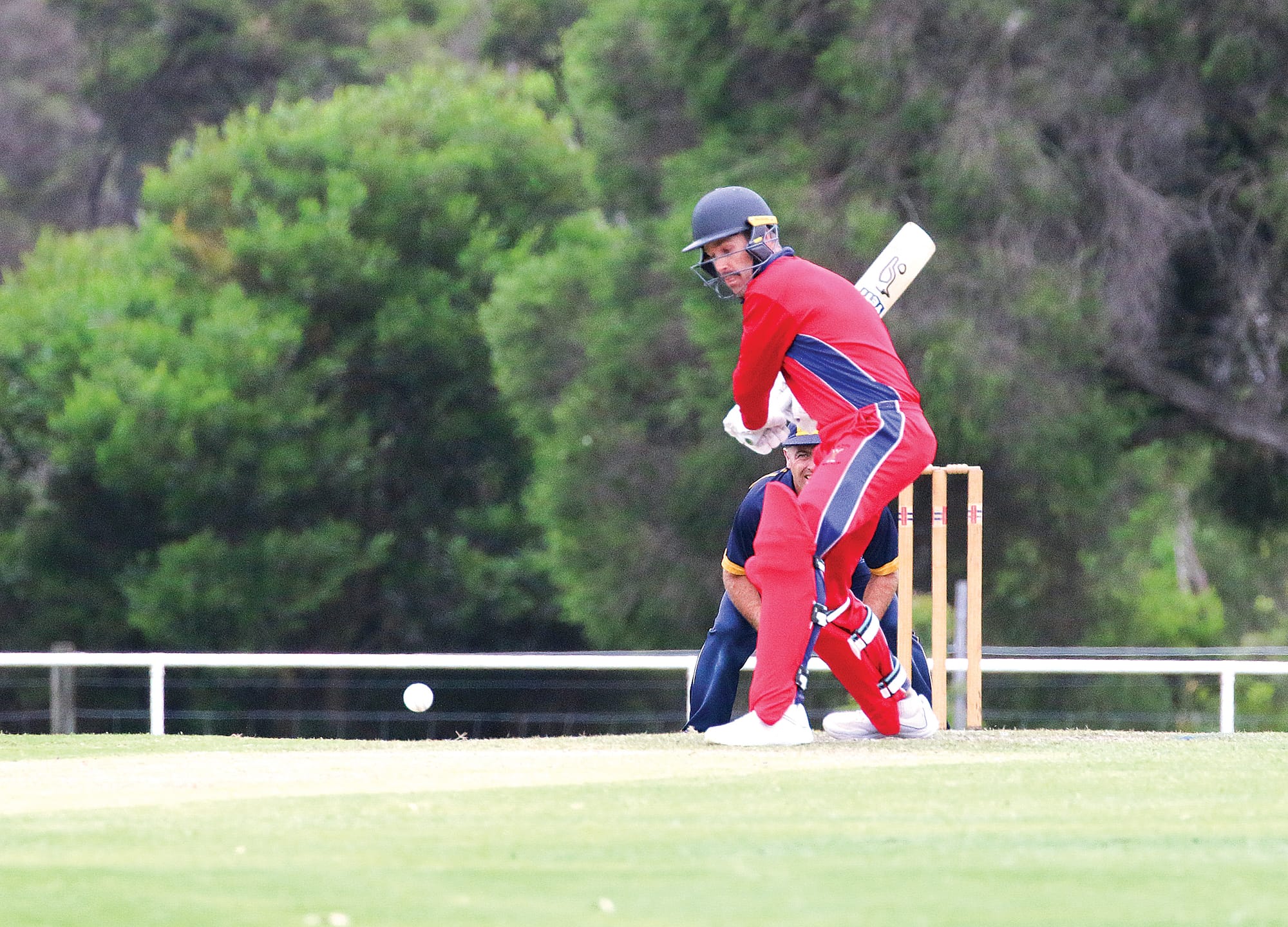 Glen Alvie’s Scott Peatling keeps his eyes on the ball.