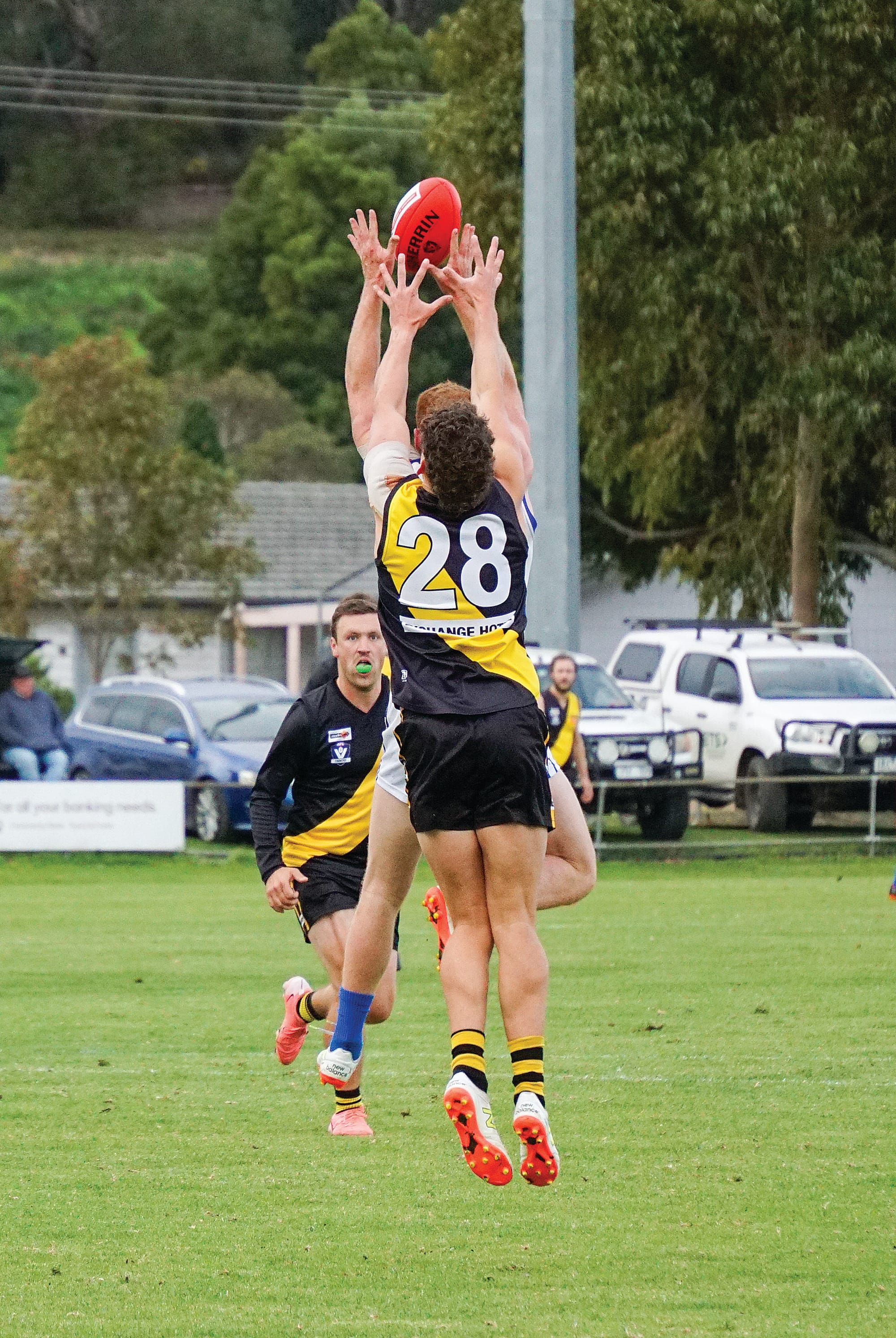 All eyes on the ball as the third quarter begins. Ns37_2025