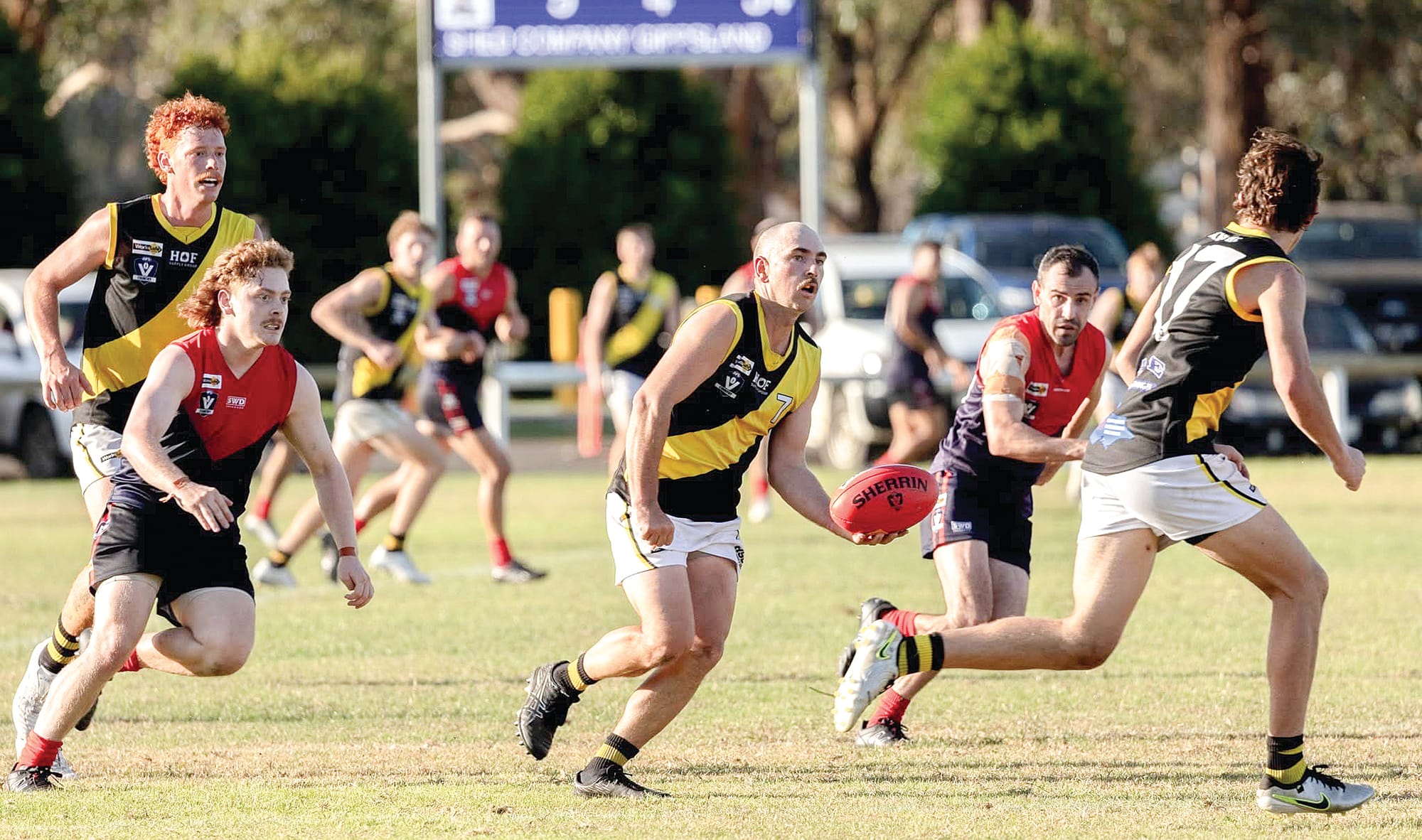 Jacob Blair prepares his handball to Timothy Potter. Photos: Annie Holland.
