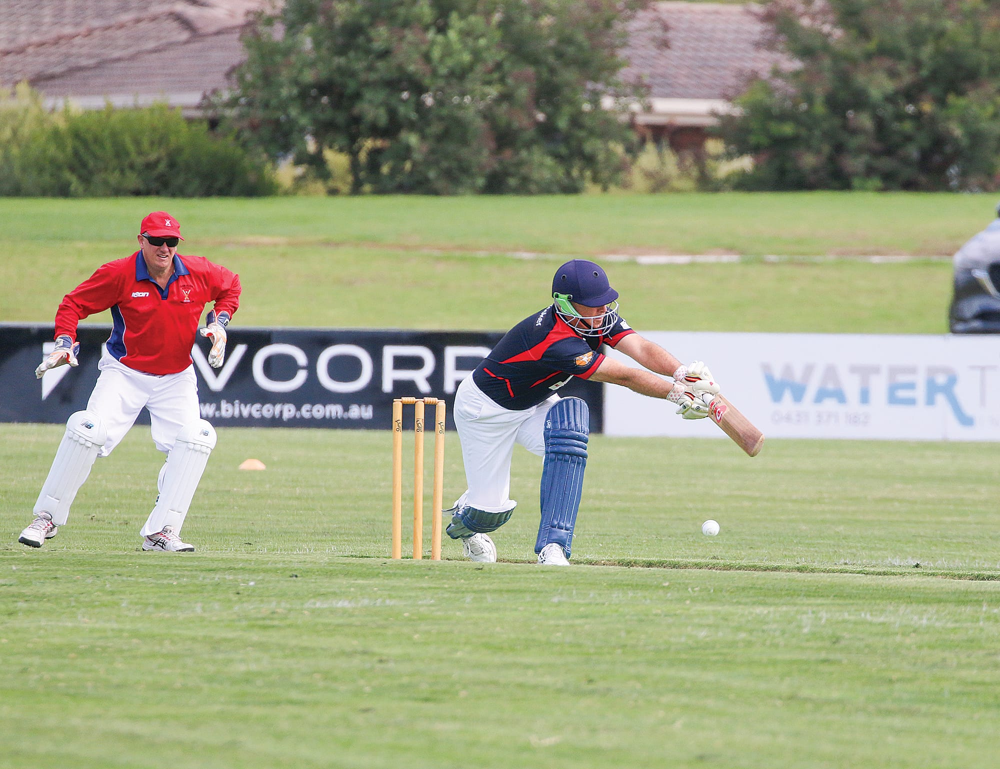 David Harris chips the ball making 33 runs for the day. ob21_1225