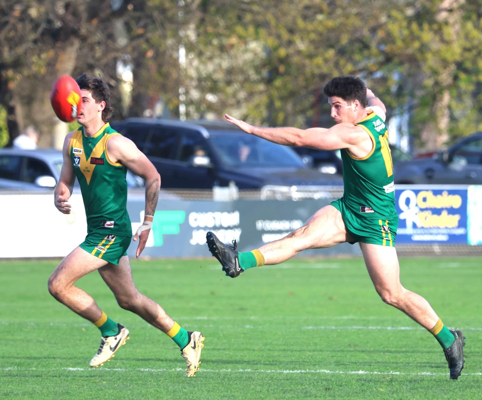 Leongatha’s Kim Drew streams towards goal on his way to an excellent contribution to the Parrot’s semi-final victory over Moe on Saturday.