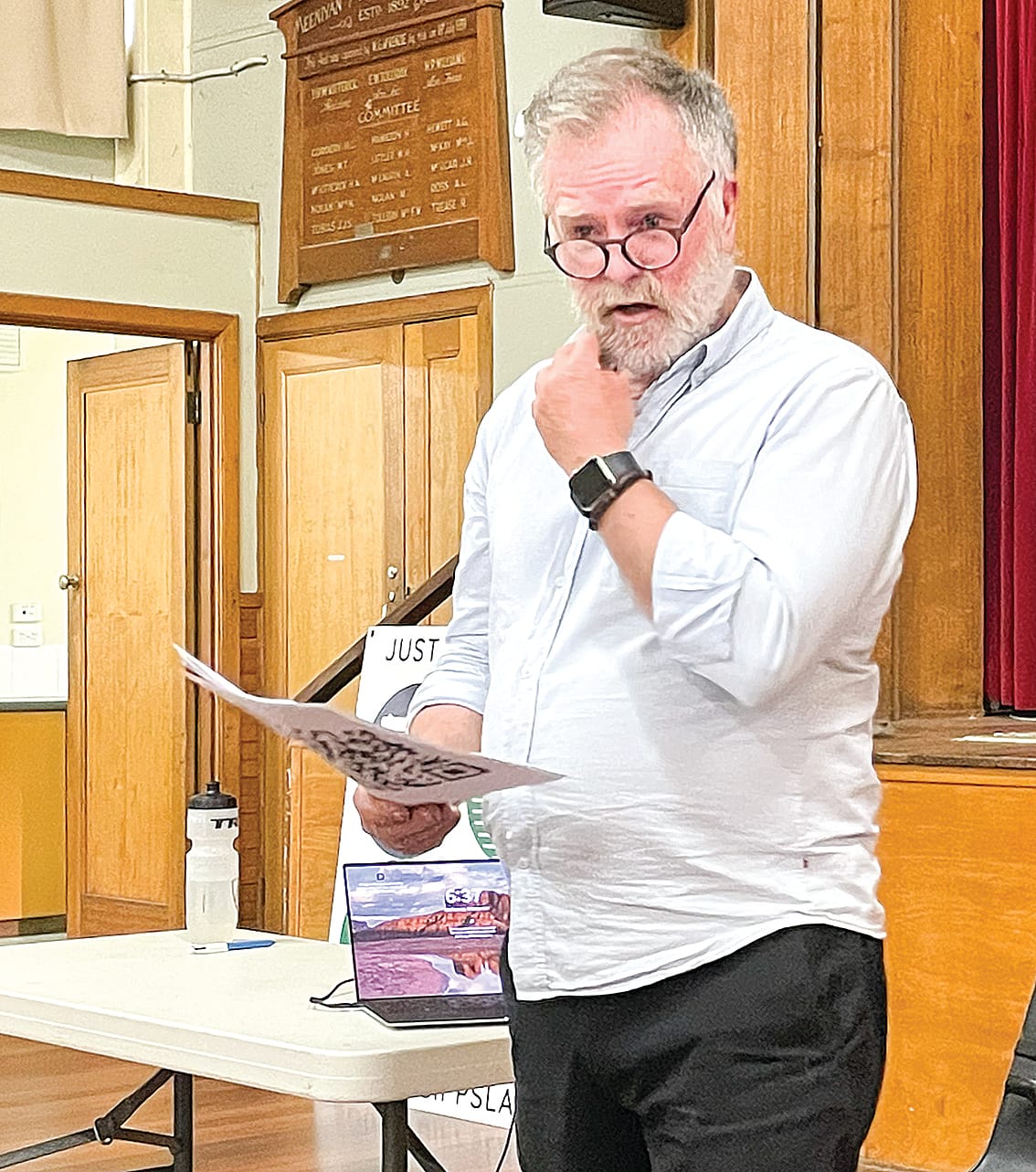 Neil Barrett of ‘Just Transition South Gippsland’ spoke prior to Matt Charles-Jones at the recent Sustainable Meeniyan event. A08_4622