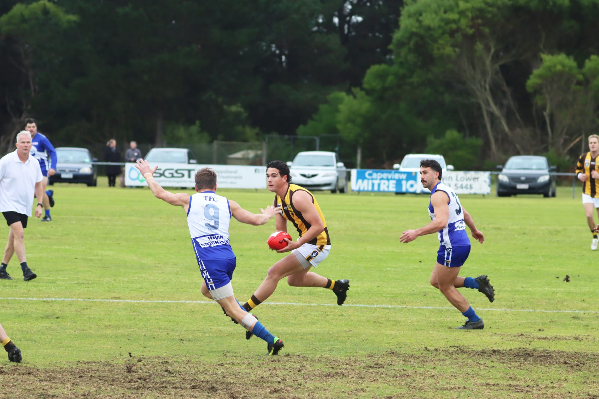Tarwin’s Jason Kennedy moves into block Morwell East’s Caiin Iorangi. A13_2724