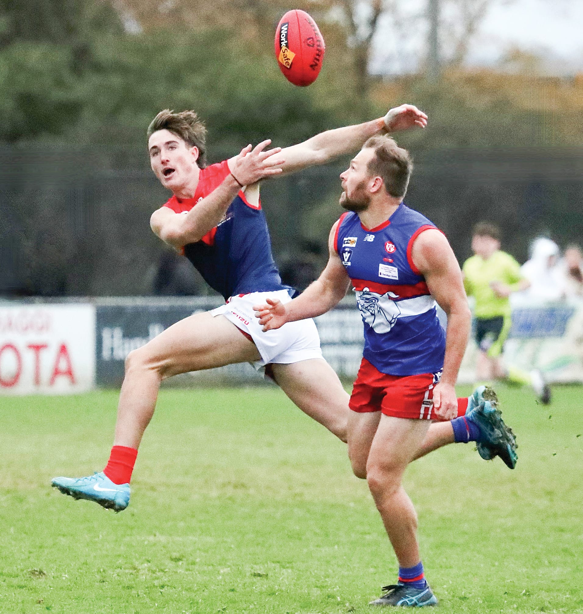 Zak Vernon keeps his eyes on the ball for the mark in Saturday’s clash. Photo: Carol Ratcliff.
