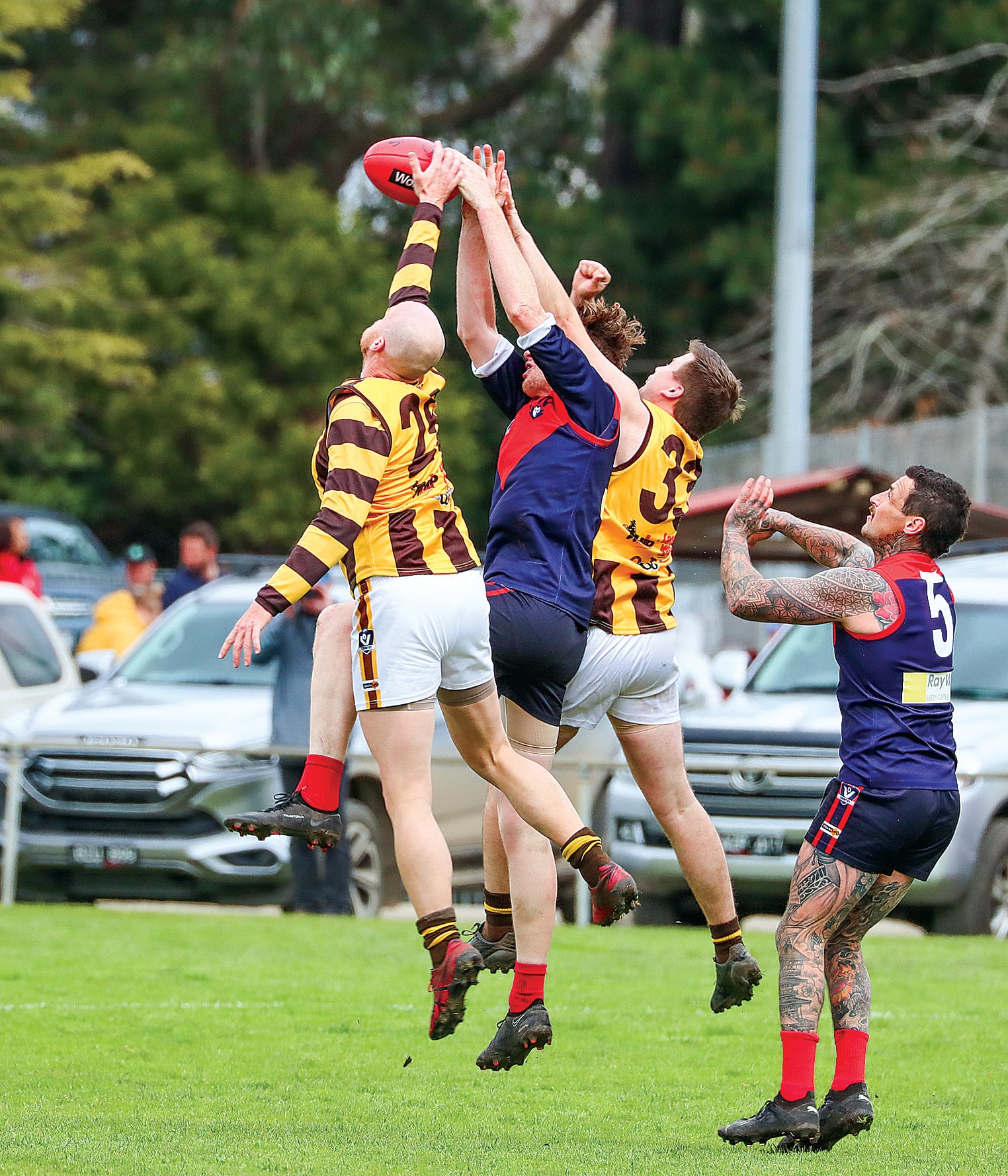 MDU and Morwell East compete in the air during the Demon’s Elimination Final win. A37_3523