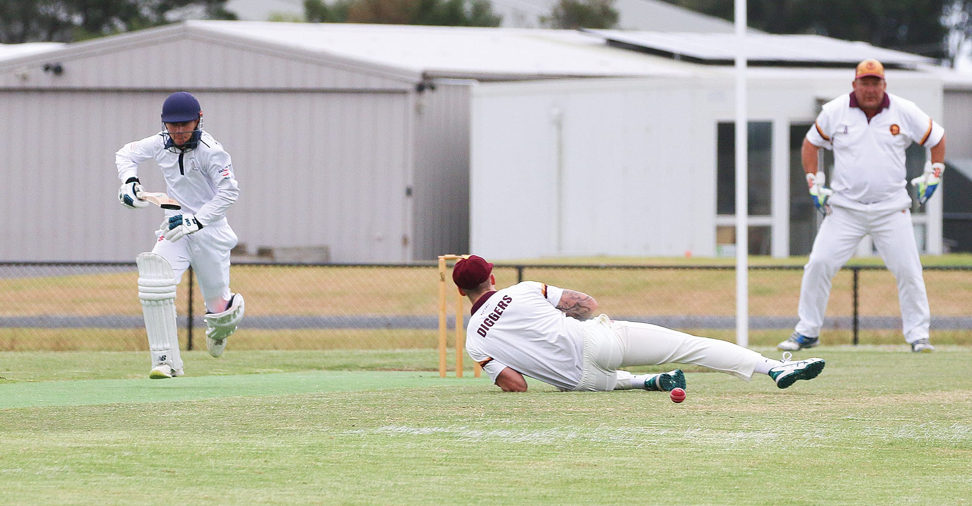 Digger’s fielder Hayden James misses the catch and Heath Womersley collects a couple more runs. ob73_1324