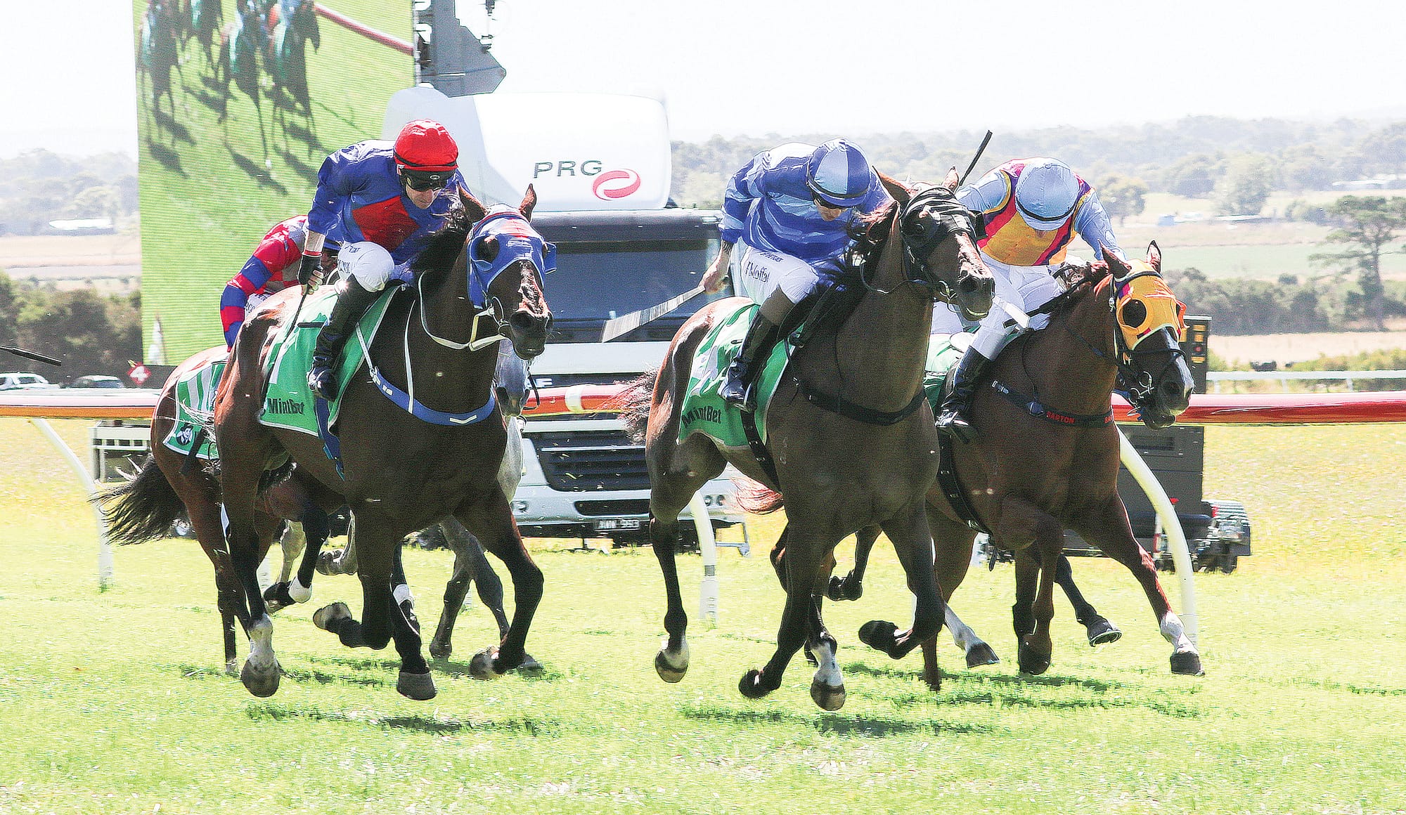 #4 Popeye the Sailor ridden by Ben Moffat wins the Alex Scott & Staff Woolamai Cup. Z25_0624