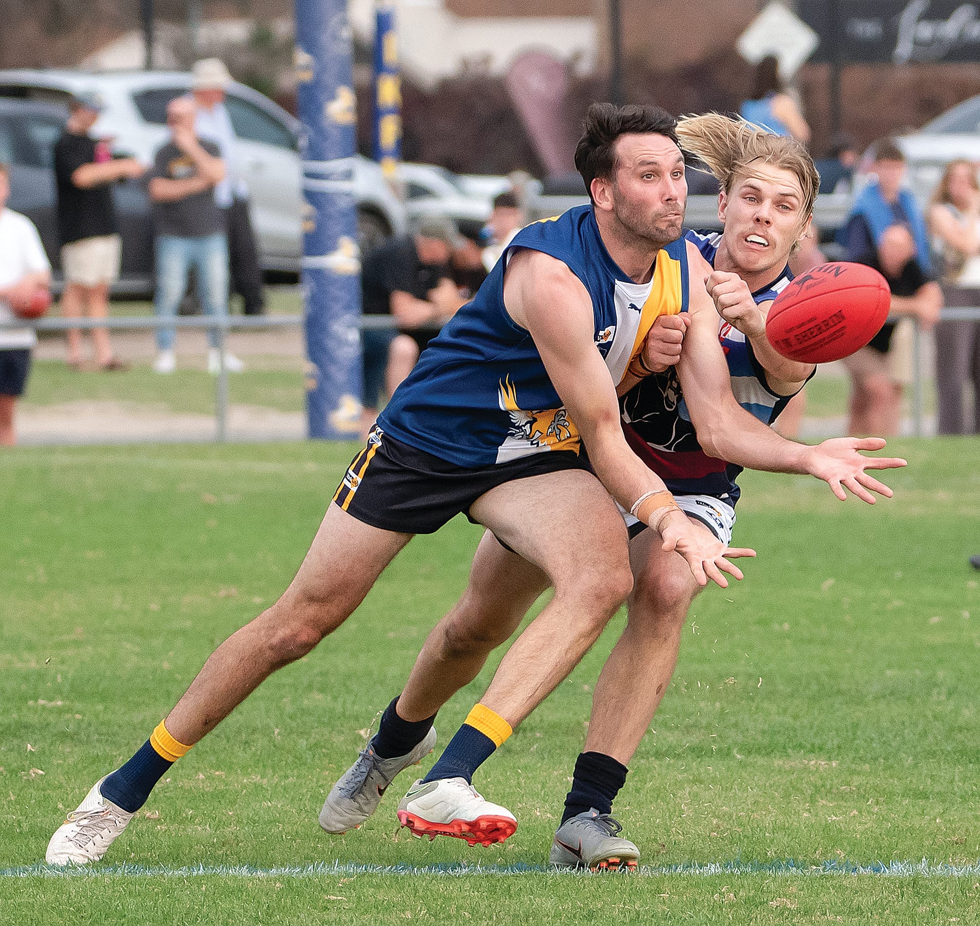 Dylan Clark has his eyes on an IK mark, as Lochlan Scott moves in for the spoil. Photos: Anna Carson