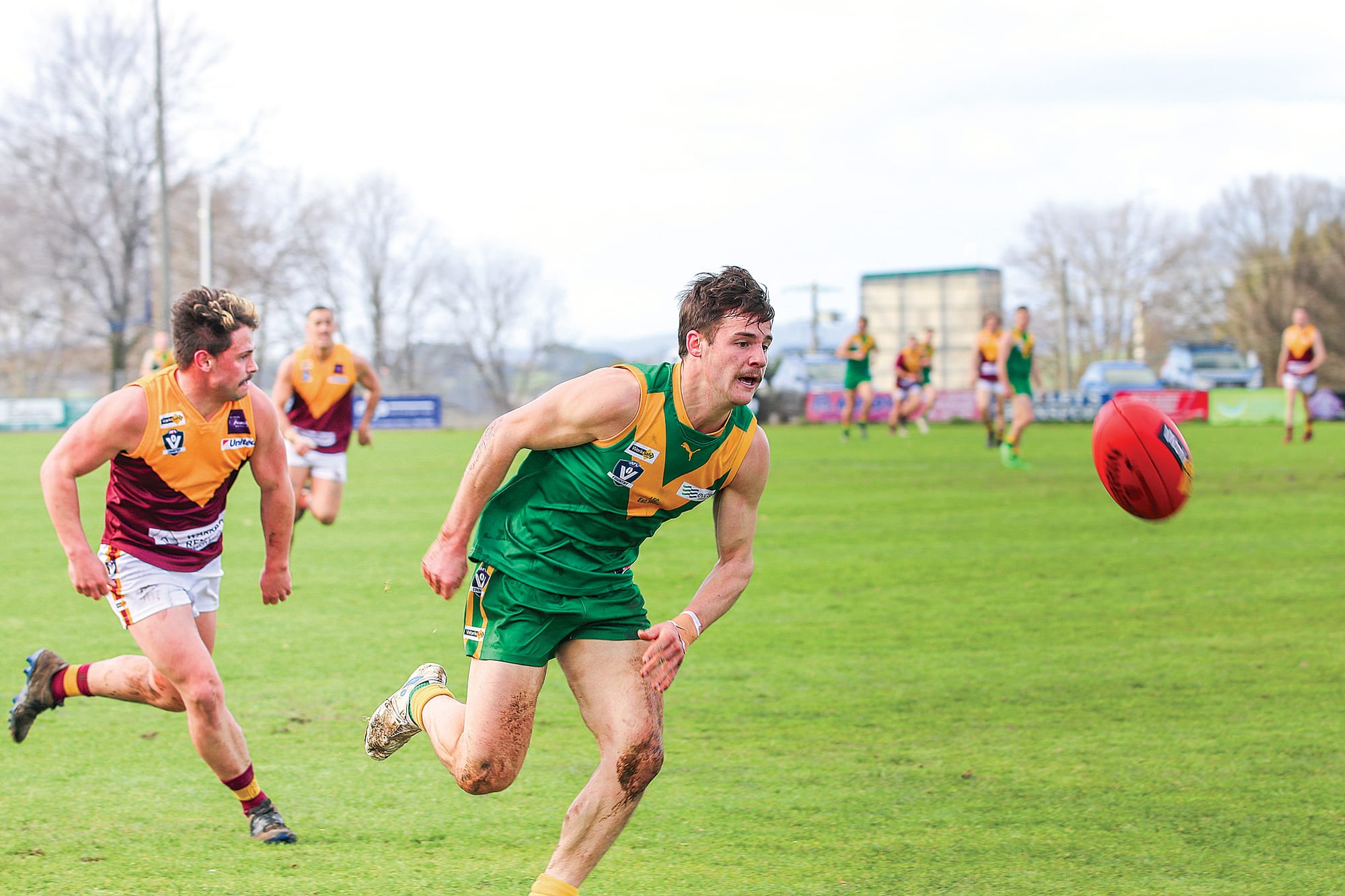 Cam Olden picks it up on a slippery ground in the first quarter and keeps the lead against Drouin. Z36_3422